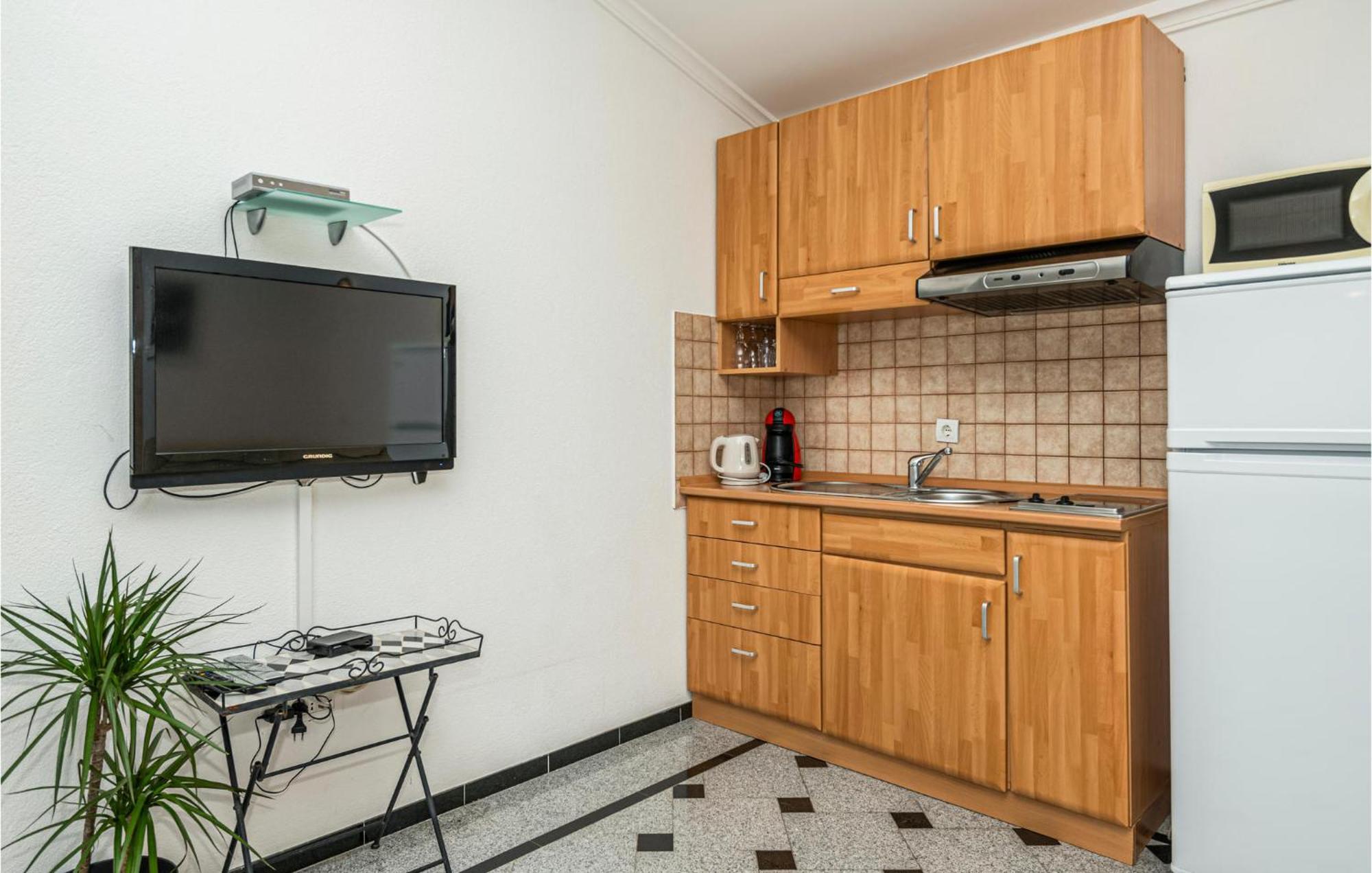 1 Bedroom Stunning Apartment In Makarska Ngoại thất bức ảnh