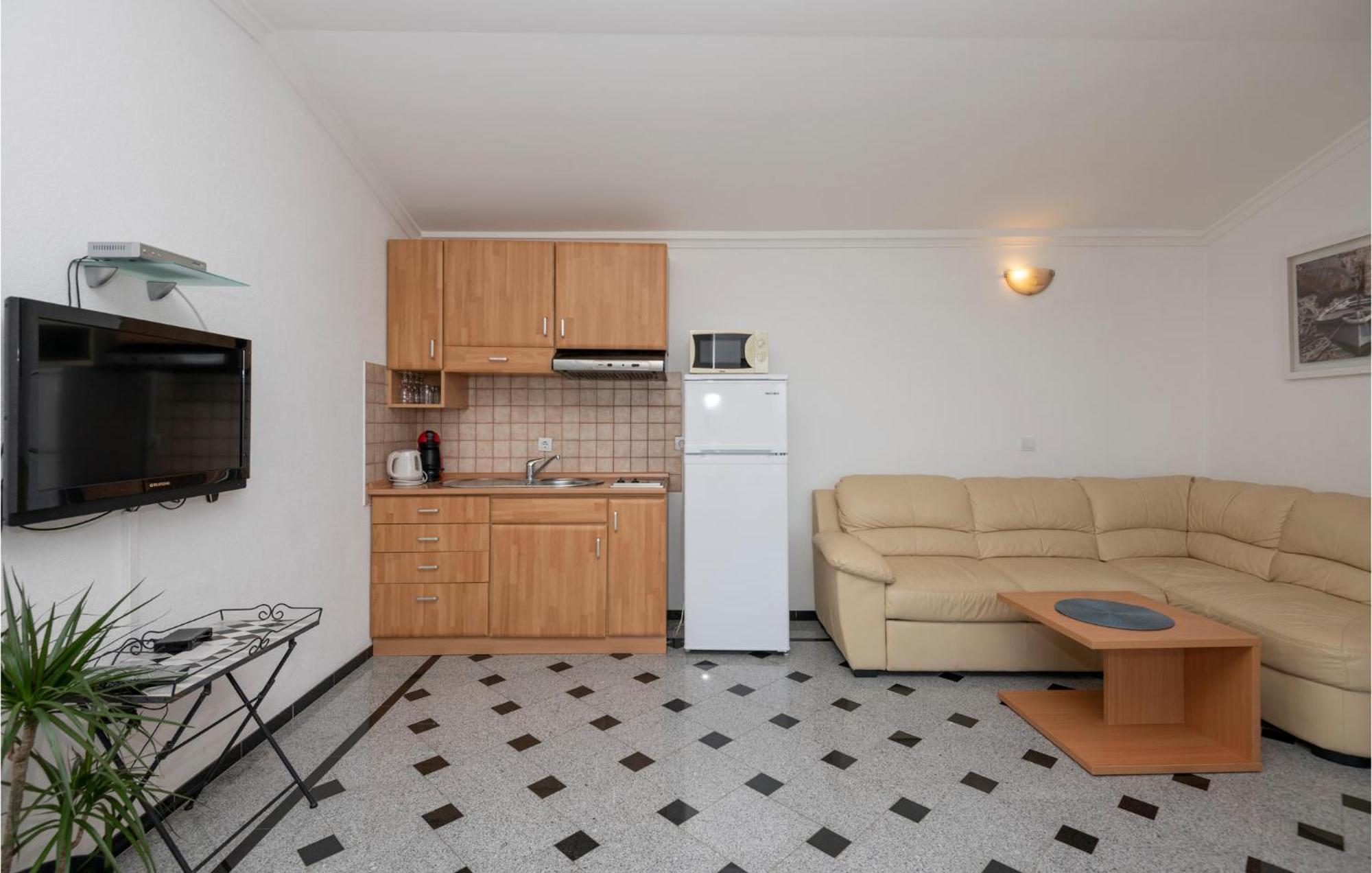 1 Bedroom Stunning Apartment In Makarska Ngoại thất bức ảnh