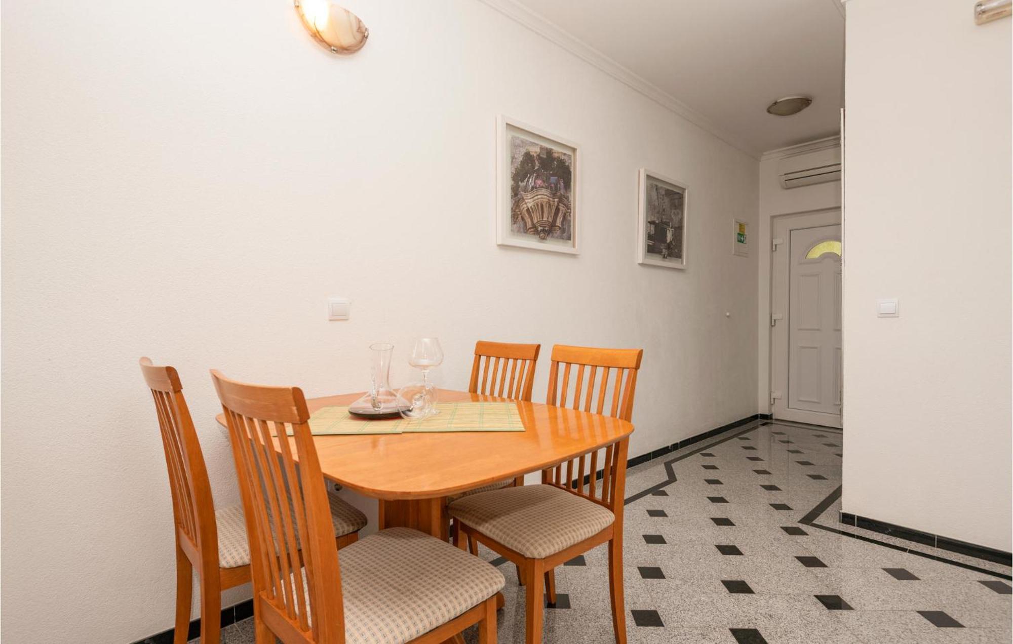 1 Bedroom Stunning Apartment In Makarska Ngoại thất bức ảnh